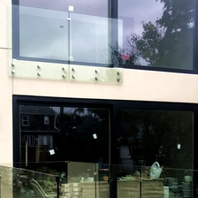 Chiny Bezramowa szklana balustrada dystansowa do balustrady balkonowej na zewnątrz producent