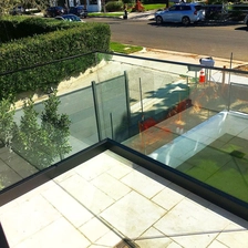 Chine Vente chaude Framedel Verre Railing Noir Aluminium U Canal avec Rail Top Slotted fabricant