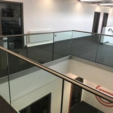 Китай Высококачественные стекла Balustrade U Channel Raintring Пескаренные стеклянные круглые верхние железнодорожники производителя