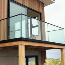 Cina Balaustra in vetro di nuovo design in alluminio per corrimano del balcone con vetro colorato grigio scuro produttore