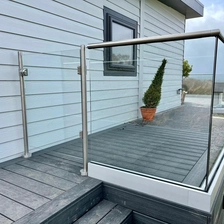 Chiny Pet Child friendly Glass Balustrade Patio Deck Railings With Glass Door Hinges producent