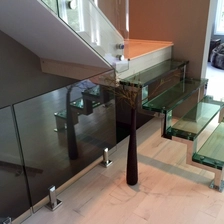 Chine Verre feuilleté trempé étapes élégante bande de verre pour escalier intérieur fabricant