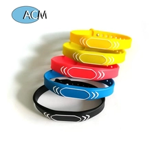 Cina Gelang Pintar Pita Tahan Air Kustom yang Dapat Disesuaikan Tag Token Silikon RFID Gelang IC 13.56Mhz pabrikan