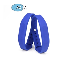 Cina Kustom WaterPark Tahan Air Anak Gelang RFID Harga Silikon Smart TAG Pita RFID Gelang NFC Gelang Rfid pabrikan