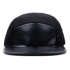 China Aangepaste zwarte 5Panel reliëf Snapback cap fabrikant