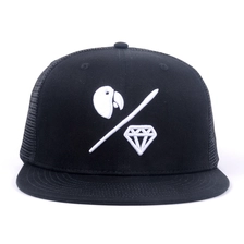China Flache Bill Snapback Trucker Cap mit benutzerdefiniertem erhöhten Sticklogo Hersteller