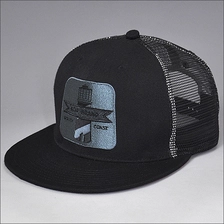 China zwarte platte rekening schuim mesh trucker cap fabrikant