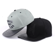 Chine casquettes de snapback en cuir à bords plats et 6 panneaux fabricant