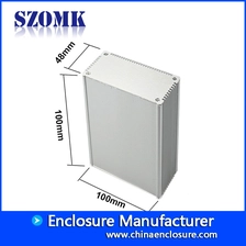 China Kundenspezifisches elektronisches Hifi-Extrusionsaluminiumgehäuse für PWB AK-C-B53 48 * 100 * 100 Hersteller