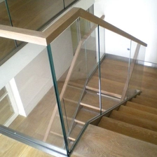 Chine Ventes de verre feuilleté trempé de qualité CE de 8,76 fournies par l'usine pour les conceptions de balustrades de balcon fabricant