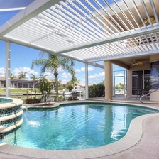 China Motorisierte Betäubung leerwertiger Pergola für den Pool, einstellbares einziehbares liegendes Poolabdeckungsdach, Aluminium-Lamellen-Pergola-Dachsystem Hersteller