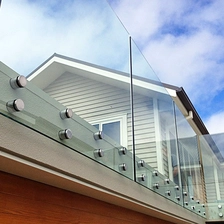 Chine Système de garde-corps en verre trempé en attente, balustrade en verre stratifié, balustrade de garde-corps en verre et en acier inoxydable fabricant