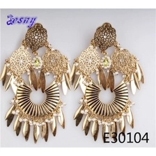 الصين Gold plated chandelier latest design of pearl earrings designs E30104 الصانع