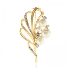 الصين Pearl Garment Brooch for Women as Birthday Anniversary Gifts Gold Plated Micro Pave Personality Freshwater Brooch الصانع
