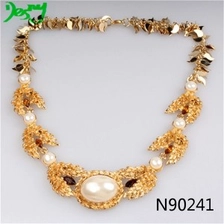 الصين fashion pearl brand rhinestone gold leaf necklace N90241 الصانع