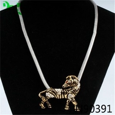 الصين gold crystal sex horse pendant charmed necklace N90391 الصانع
