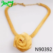 الصين meaningful rose pendant gold statement necklace N90392 الصانع