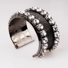 porcelana Los últimos diseños de las mujeres de encargo cadena de la correa neta Brazalete de la pulsera brazalete oem proveedor de china fabricante