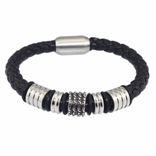 porcelana PU cuero trenzado pulseras para hombre, 2018 tendencia nuevos chicos acero inoxidable brazaletes brazaletes de titanio con cierre magnético fabricante