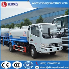 porcelana Vehículo transportador de agua 4x2 en aspersores de agua de 6000 litros. fabricante