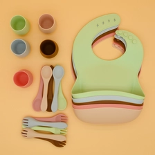 Chine Facilement lavable, nettoyez un biberon imperméable à l'eau pour enfants, Bavoir confortable en silicone doux fabricant