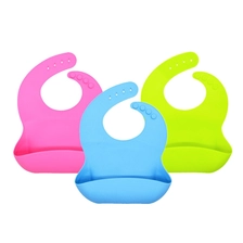 Chine Manufacturer bpa free waterproof easily wipes clean kids silicone baby feeding bib fabricant
