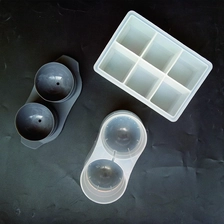 Китай Новое поступление!!! Набор из 2-х сферических ледовых шариков, BPA Free Plastic Round Ice Ball для виски, коктейлей производителя