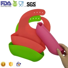 Chine OEM FDA approuvé imperméable à l'eau bébé bavoirs bébé avec grand récepteur fabricant