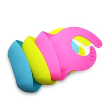 Cina Wholesale Soft Waterproof Silicone Baby Bib , BPA Free Baby Bib With Food Catcher produttore