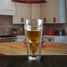 China 300ml doppellagige Tasse billige Bierflasche geformte Doppelwand Bierglas Hersteller