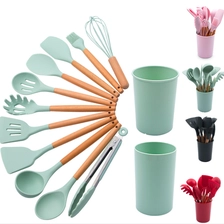 China Umweltfreundlicher heißer Verkauf 12pcs Silicon Kitchen Utensil Set mit Eimer Kochgerät mit Holzgriff Hersteller