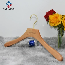 porcelana Perchas de madera de alta calidad duradera para la tienda de ropa Fábrica de China fabricante