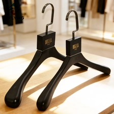 中国 カスタマイズされたロゴ中国工場を備えた豪華な黒いアッシュツリー木製コート ハンガー セット メーカー
