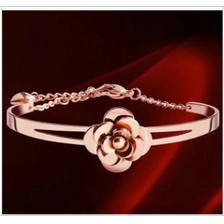 الصين 14K rose gold camellia women flower titanium bangles bracelets الصانع