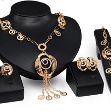 الصين Elegant Zinc Alloy Gold Plating Jewelry Set for Women الصانع