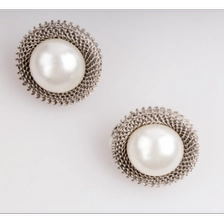 China Hot Sale Simple Wearing White Pearl Earrings Stud For Girls Jewelry Display manufacturer