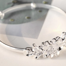 China Fashion Sliver Bracelet with Carve Flower for Woman Gift manufacturer