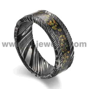 Cina Cina Fedi nuziali in acciaio damasco nero di design più recente Anello in acciaio damasco nero piatto da 8 mm con opale giallo e inserto in pietra arenaria nera Produttori produttore