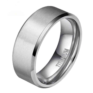 porcelana Anillo de titanio puro cepillado personalizado | Banda lisa con borde biselado | 2-12 mm de ancho | Titanio puro hipoalergénico unisex | Colores chapados en IP disponibles fabricante
