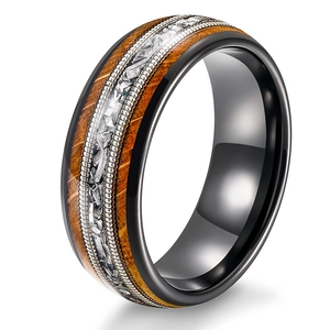 China Schwarzer Wolframkarbid-Ring im Großhandel mit Whiskyfassholz, Gitarrensaite und Aluminiumspänen-Einlage – maßgeschneiderter rustikaler OEM-Ehering für Herren, 8 mm, bequeme Passform Hersteller
