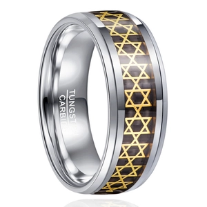 Chine Bague en carbure de tungstène argenté de 8 mm, vente en gros d'usine avec incrustation d'étoile de David en or, bande de mariage pour hommes à rainure en fibre de carbone, gravure laser personnalisée, approvisionnement en vrac OEM ODM fabricant