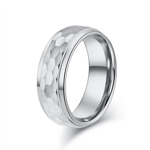 Chine Bague en carbure de tungstène à facettes martelées pour hommes, alliance texturée géométrique confortable de 8 mm pour hommes fabricant
