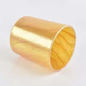 Keltainen lasinen kynttilänjalka autiomaalla