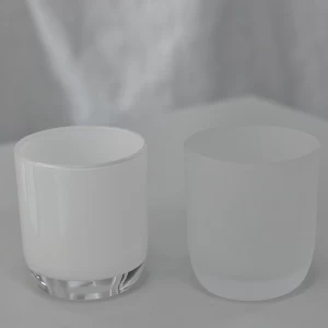 Runde geformte Kerzenhalter aus Milchglas