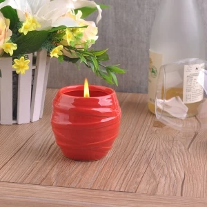 rot glasierende Kerzenhalter mit Spiralmuster