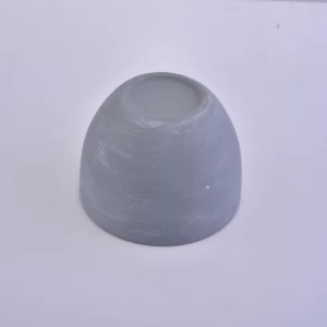 Grauer Kerzenhalter aus Keramik mit rundem Behälter