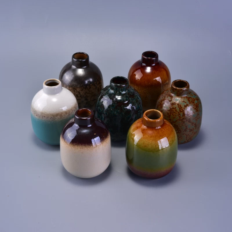 Round ceramic glazed diffuse bottle with reed