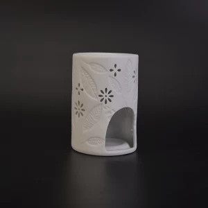 Weiße Blätter prägen Keramikkerzenbrenner