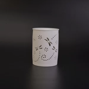 Weißer Keramikkerzenbrenner mit gelbem Muster