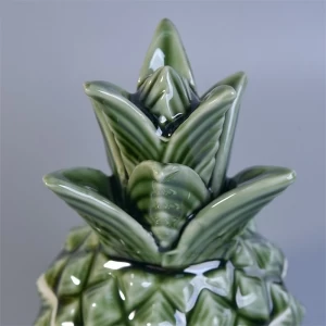 370 ml vihreää lasitettua ananasta, keraamiset kynttilänjalat, kansi